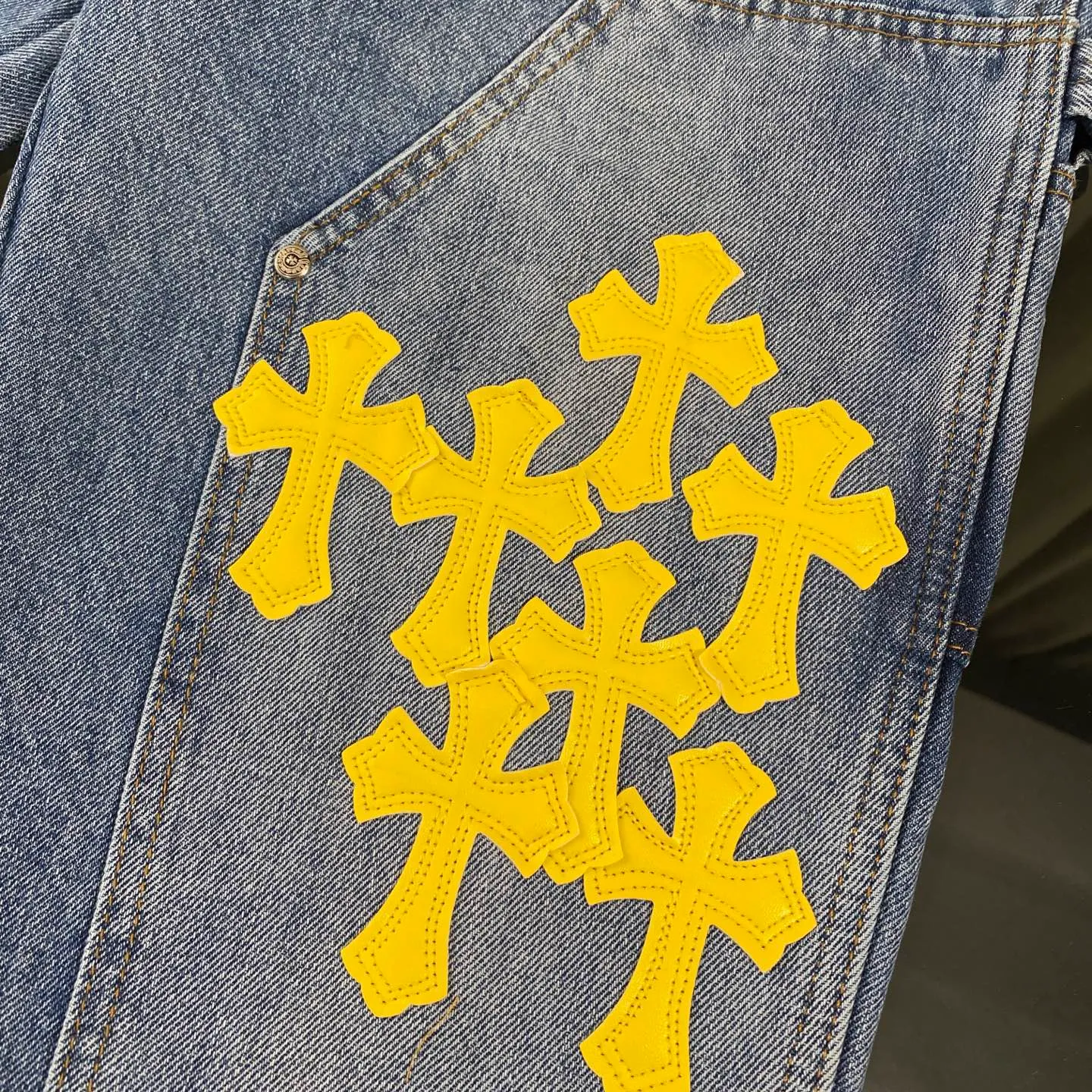 P270 CH Chromehearts limited edition yellow cross-stitched leather work jeans and logging pants. The counter price is 34W level. The patchwork cross pattern is embellished and the jeans are washed! ! An absolutely high-end luxury product, a 1.9W-level god-level single product, a super popular product, made by top heavy industry, a magic weapon that cannot be missed! [About Zangyin] This is an extremely luxurious fashion brand that can also be called the aristocracy of the high street. It has always been an exclusive brand for some hipsters or rich second generations. Compared with ordinary high streets, it is more luxurious and noble. Compared with luxury brands, it is more fashionable and individual. It has always been a brand that I have a special liking for. [Top heavy industry fashion design] Consistently high-street luxury style. Speaking of this style, the Zangyin family and GU family are definitely the leading representative brands. Especially the Zangyin family has really achieved a state-of-the-art effect in creating high-street style. The unique washed material is used to create this style. The color system is already quite eye-catching. After it is decorated with patchwork cross flowers, it cleverly highlights the charm of the brand. Secondly, this style uses classic The high-waist cutting design highlights the long legs and fashionable temperament of the upper body. The brand is highly recognizable and the slim fit configuration is more suitable for daily wear. It is a product that interprets personality, fashion, and specifications at a glance. This single product is enough to make any fan excited. It can be a white T-shirt for a youthful college style, or a tight suspender for a royal style. It has strong matching ability and can be easily controlled by men.  [Materials and craftsmanship] Needless to say, this point goes without saying. As an excellent craftsman brand, Zangyin’s requirements for details and craftsmanship are really perfect. The washed color of this model has gone through so many processes, not to mention the embellishment of denim appliques. It is also purely hand-made and sewn. Just like what they believe in, only hand-made things have soul and have the meaning of wear. A top-notch heavy-duty fashionable denim item, I look forward to your perfect interpretation! !  Color: blue Size: 30-36